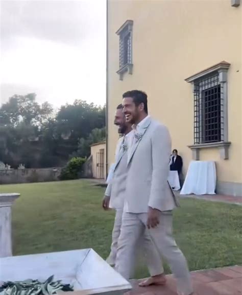 Marco Pigossi se casa o cineasta Marco Calvani em Toscana na Itália