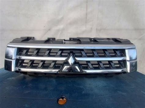 Atrapa Grill Mitsubishi Pajero Iv Lift Stare Kurowo Kup Teraz Na