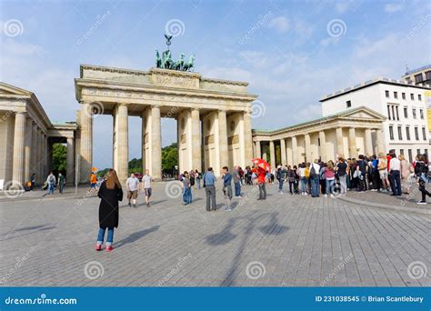 La Puerta De Brandenburg Es Un Monumento Neoclásico Del Siglo XVIII