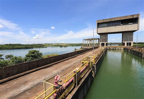 Eclusa de Nova Avanhandava no rio Tietê parte da hidrovia Tietê Paraná