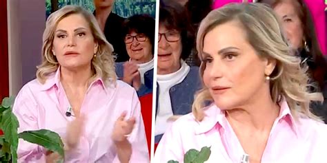 Da Ieri Ho Mezza Faccia Bloccata Simona Ventura Appare In Tv Con