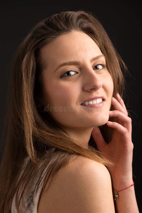 Portret Van Jonge Blonde Mannequin Op Grijs Stock Foto Image Of Manier Grijs