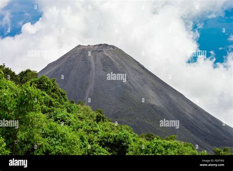 El Pico Perfecto De La Joven Y Activo Volc N Izalco Visto Desde Un