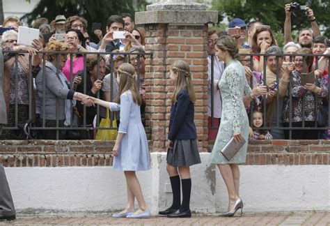 Photo La Princesse Leonor Et L Infante Sofia Saluent La Foule Avec