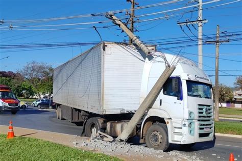 Carreta Bate E Derruba Poste De Iluminação Pública No Df Metrópoles