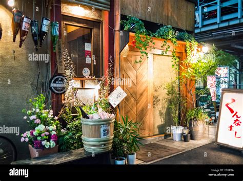 Sushi Bar Tokyo Stock Photo Alamy
