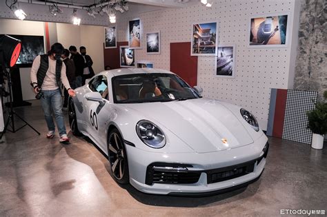 1472萬起！保時捷「最強手排911跑車」抵台 千鳥格紋內裝超吸睛 Ettoday車雲 Ettoday新聞雲