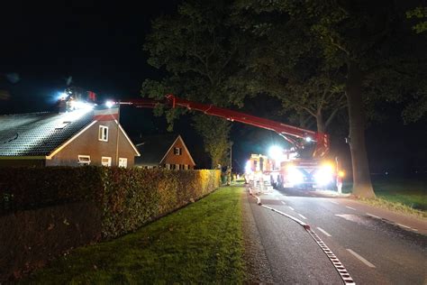 Brandweer Blust Brand In Schoorsteen Van Woning In Hoogenweg