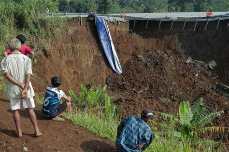 PVMBG Ungkap Lokasi Longsor Di Tol Bocimi Masuk Zona Kerentanan Gerakan