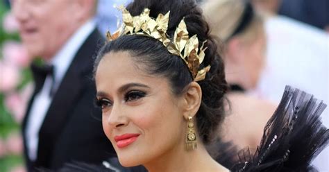 Salma Hayek pide sus pulparindos en la sesión de fotos para una