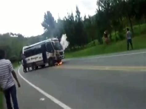 Supuestos Manifestantes Intentaron Quemar Un Bus Con Pasajeros