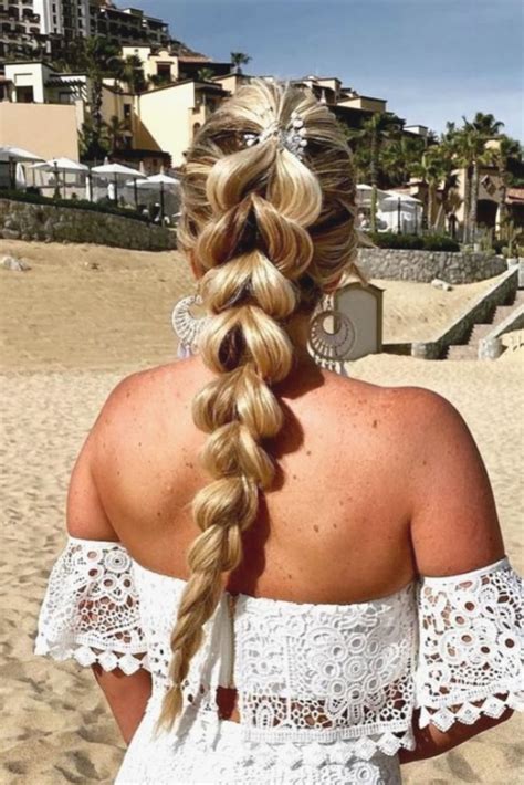 Beautiful Beach Hairstyle For A Meaningful Vacation