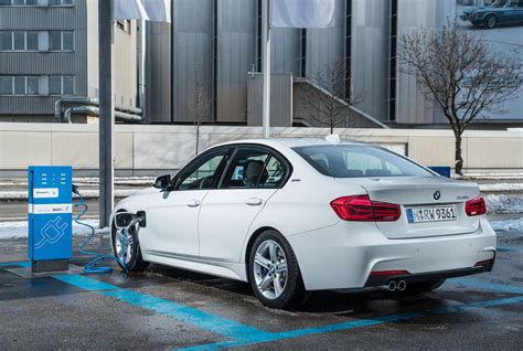 Bmw 330e Plug In Hybrid Manages 25 Miles Of All Electric Range