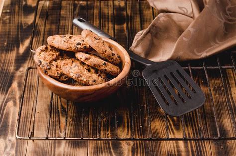 Galletas Caseras Con Trozos De Chocolate Sobre Un Fondo De Madera