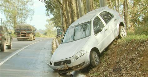 G1 Carro Perde Controle Bate Em Caminhão E 5 Ficam Feridos Na Br 491