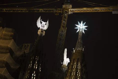 La Sagrada Familia De Barcelona Ilumina Sus Dos Nuevas Torres Viajes