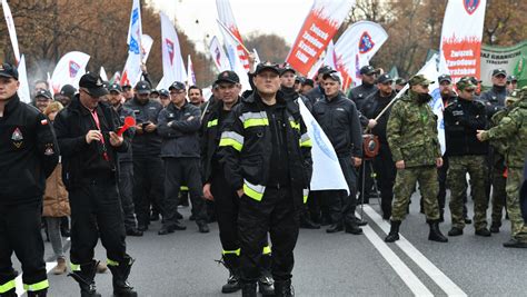 Protest służb mundurowych Rząd oszalał ZDJĘCIA Wiadomości