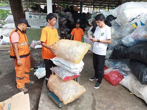 Kelola Sampah Dengan Lebih Produktif Melalui Bank Sampah Koran