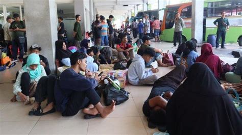 Pemudik Telantar Di Terminal Bulupitu Bus Arus Balik Terjebak Macet Di