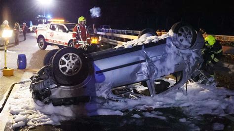 Unfall auf der B54 Auto landet nach Überholmanöver auf Dach