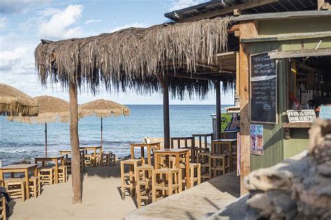 Los 7 chiringuitos de playa en España que sí o sí debes