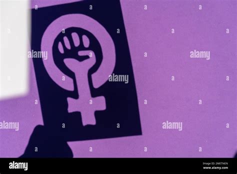 Sombra Del Símbolo De La Lucha Por El Feminismo Sobre Un Fondo Púrpura