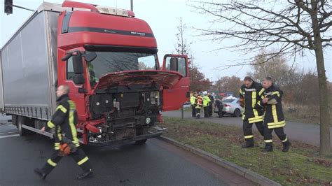 NonstopNews Lkw Fahrer übersieht beim Abbiegen entgegenkommenden