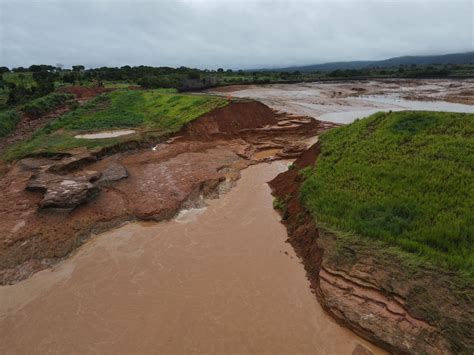 Barragem se rompe destrói ponte e provoca estragos na zona rural de