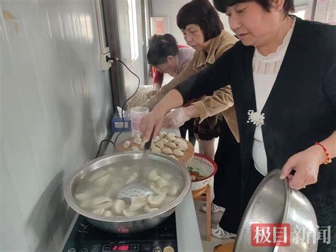 武汉社区举办邻里饺子宴活动老年人何先欢