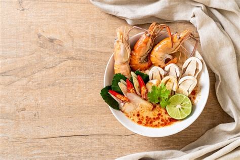 Sopa De Camarones Picante Tom Yum Goong Foto Premium