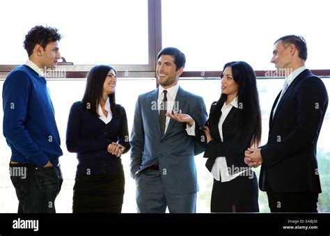 Gruppo Di Business Persone Che Parlano In Un Ufficio Foto Stock Alamy