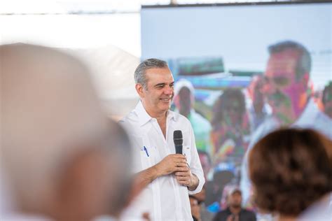 Presidente Abinader entrega 2 289 títulos de propiedad a familias de