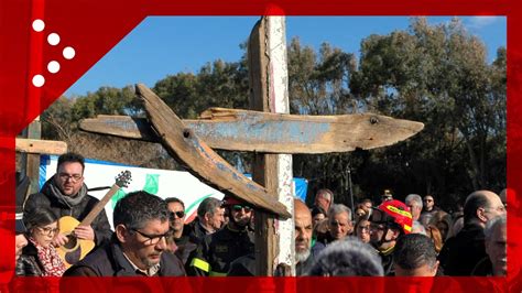 Via Crucis A Steccato Di Cutro La Croce Con Pezzi Del Barcone Youtube