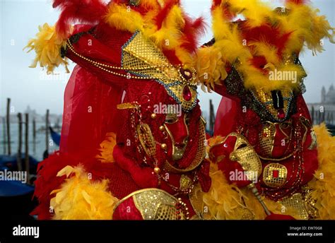 Los Juerguistas Vistiendo Trajes Tradicionales Y M Scaras En El