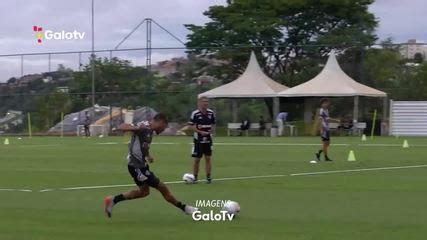 Em Treino Do Atl Tico Mg Paulinho Marca Gola O De Cobertura Veja