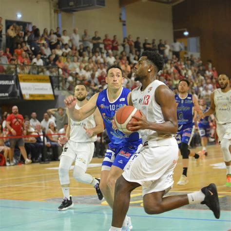 Marc Kwedi file à Besançon BeBasket