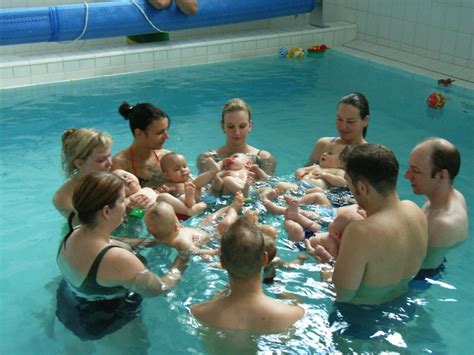 Babyschwimmen Kleinkinderschwimmen Pinguin Wassergewöhung und