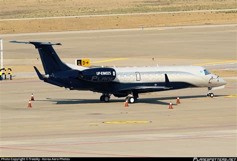 Up Em025 Untitled Embraer Emb 135bj Legacy 650 Photo By Freesky Korea