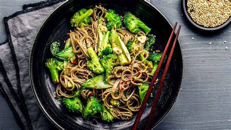 Soba Nudeln Mit Brokkoli Pak Choi Brokkoli Nudeln Asiatische