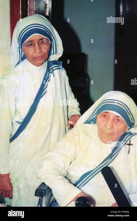 Mother Teresa with Sister Nirmala Stock Photo - Alamy