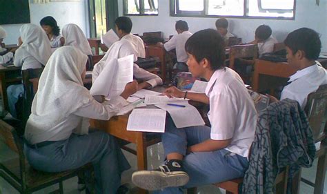 Kumpulan 20 Materi Stand Up Comedy Singkat Tentang Anak Jaman Sekarang