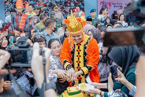 Peringatan Hari Guru Di Medan Pemko Medan Bagikan Tiga Ribu Pasang