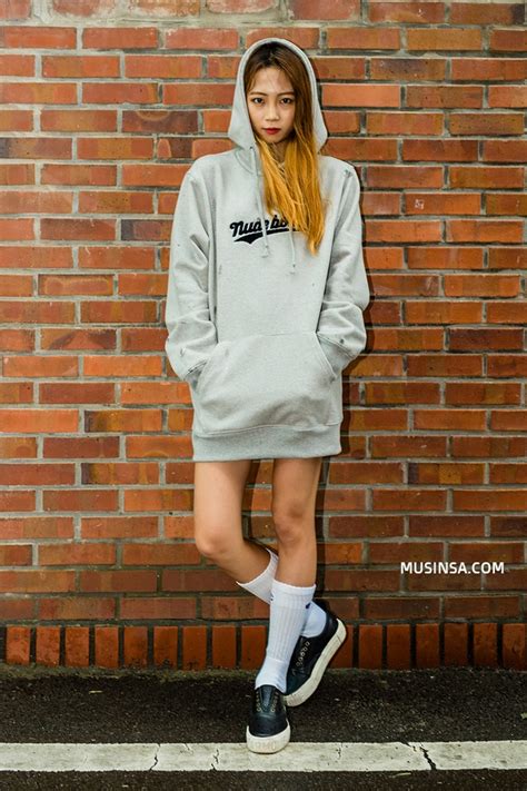 Mặc kệ các loại áo trendy khác cứ thu sang là áo hoodie vẫn cứ hot như thường