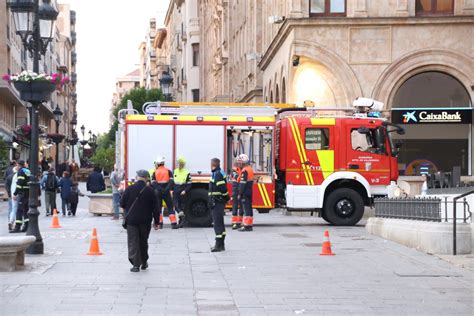 Revuelo En La Plaza De Los Bandos Por La Salida De Humo De Una Alcantarilla