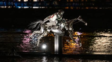 Un Cheval Sur La Seine Aux Jo Quelle Est Lentreprise Derri Re L