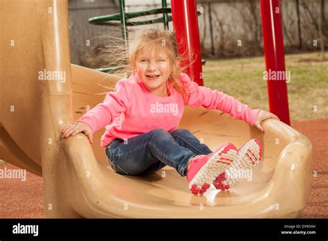 Jeune Fille Sur Toboggan Banque De Photographies Et Dimages à Haute