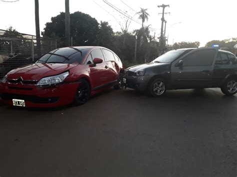 Conductor ebrio chocó a dos autos estacionados y se fugó