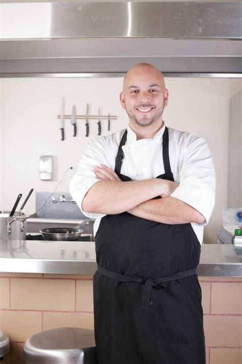 Zekere Mannelijke Chef Kok In Commercial Kitchen Stock Afbeelding