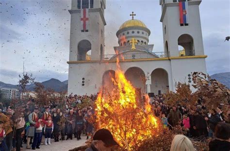 Vjernici Nalo Ili Badnjake Ispred Hrama Svetog Jovana Vladimira U Baru