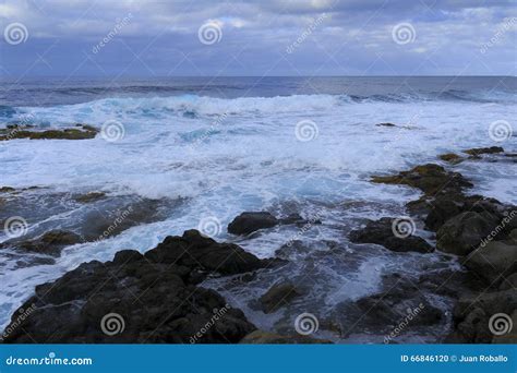 Ondas Que Causam Um Crash Nas Rochas Foto De Stock Imagem De Onda